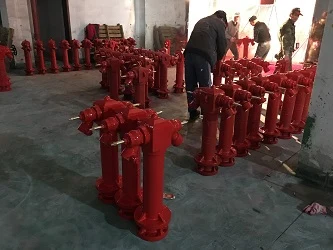 嘉盛消防工厂内装配中的红色消防栓
