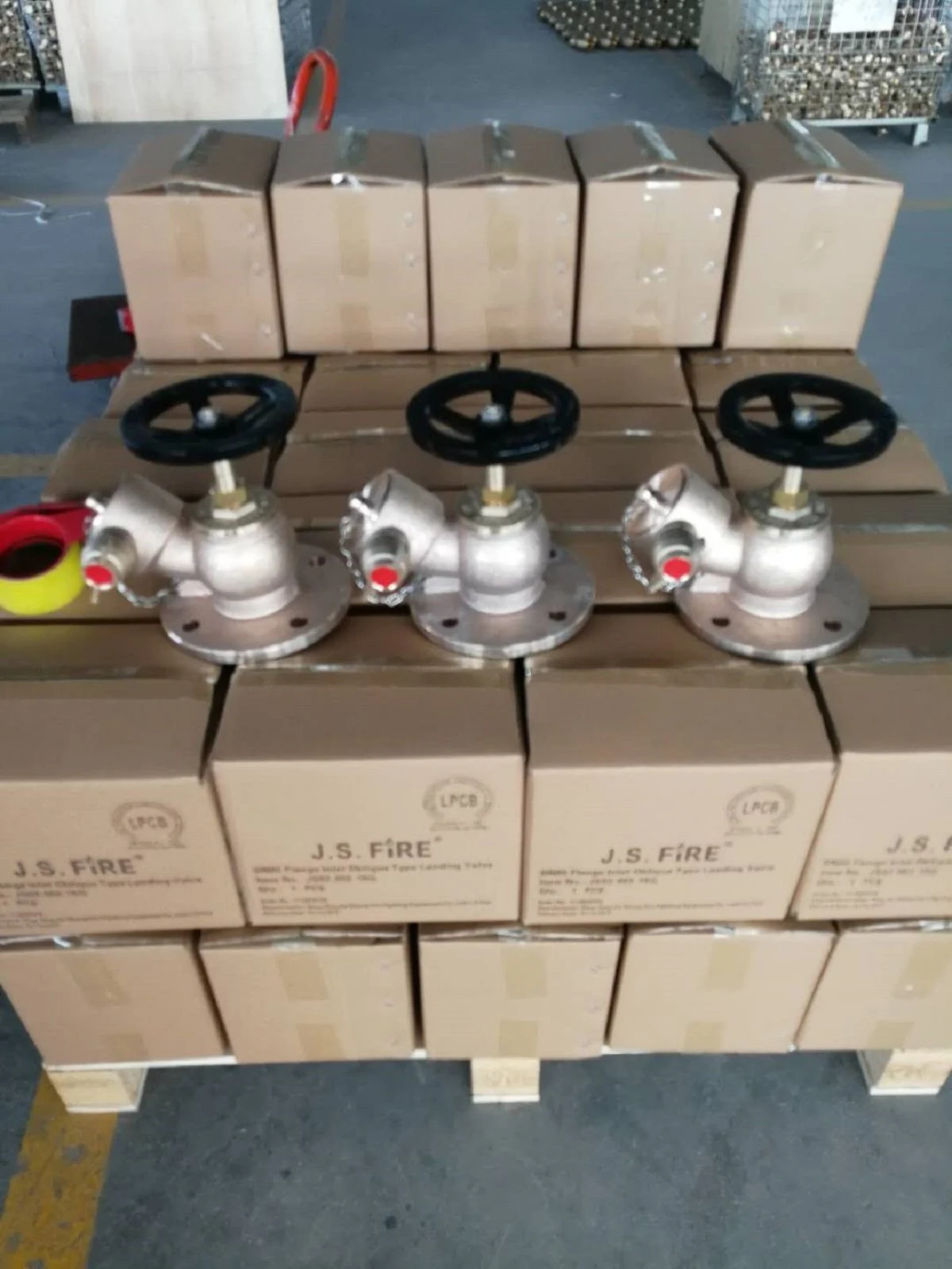 消火栓与带有 LPCB 标识的嘉盛消防包装